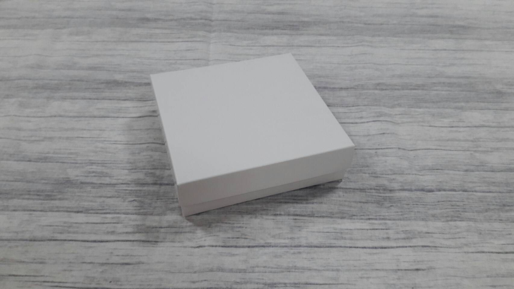 กล่องฝาครอบ กล่องของขวัญ กล่องอเนกประสงค์ กล่องใส่เข็มขัด กล่องใส่กระเป๋าสตางค์ ขนาด 14.5x14.5x4.2 ซม. สีขาว (แบบฝาทึบ) ราคา 300 บาท ต่อแพ็ค (20 ใบ)