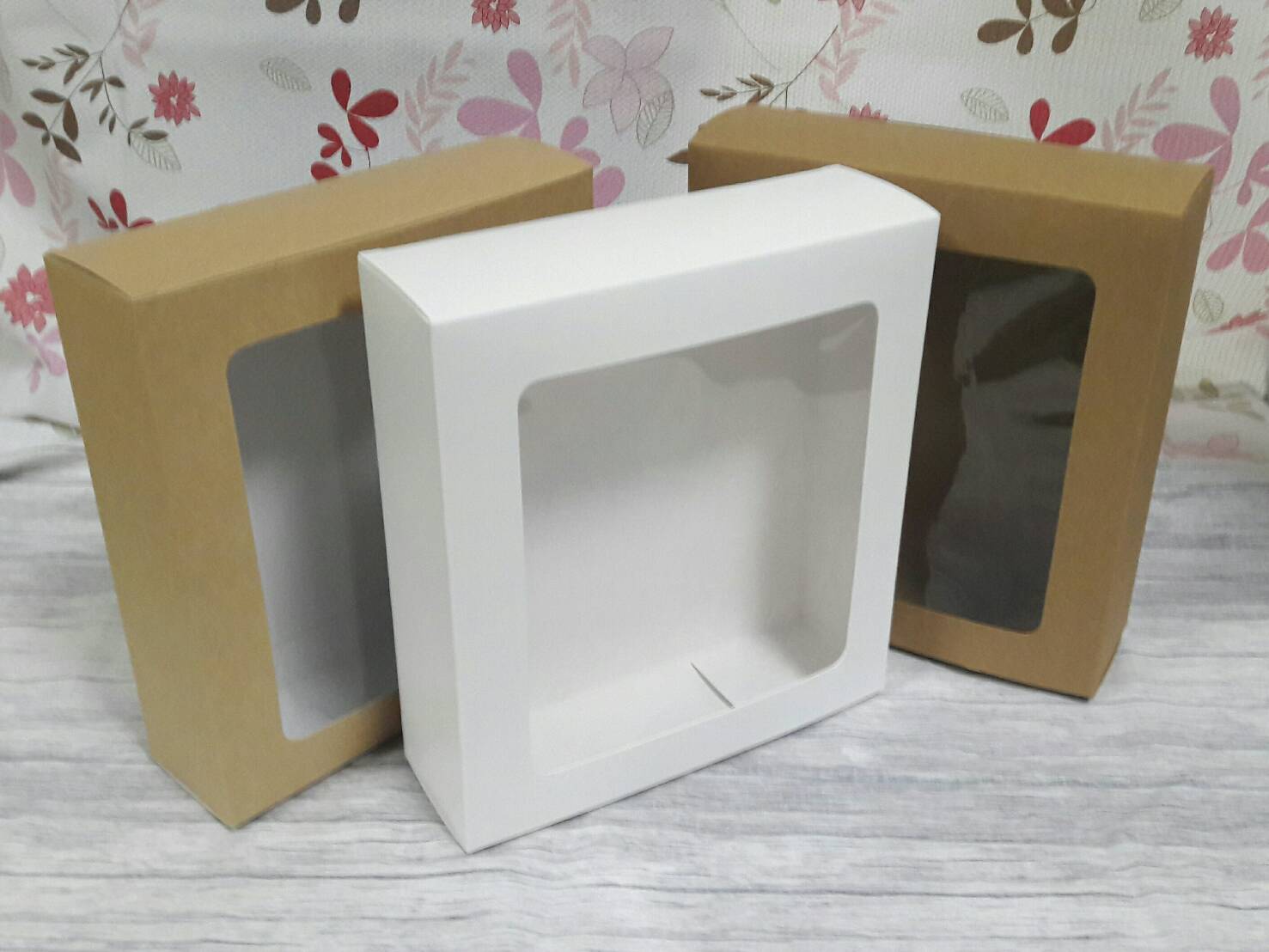 กล่องของขวัญ กล่องอเนกประสงค์ กล่องของที่ระลึก กล่องเครื่องสำอางค์ กล่องของใช้ กล่องแบบฝาหัวท้าย สีคราฟท์น้ำตาลเข้ม ขนาด 6.0x19.3x21.0 ซม.แบบมีหน้าต่างพลาสติก ราคา 300 บาท(20 ใบ)