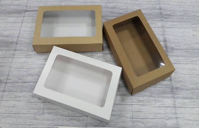 กล่องขนม กล่องอเนกประสงค์ กล่องชิฟฟ่อน กล่องใส่ของที่ระลึก (ฝากล่องปะกาวขึ้นรูป) ขนาด 16.5 x 26.0 x สูง 5.0 ซม.สีขาว ราคาแพ็คละ 280 บาท (20ใบ)