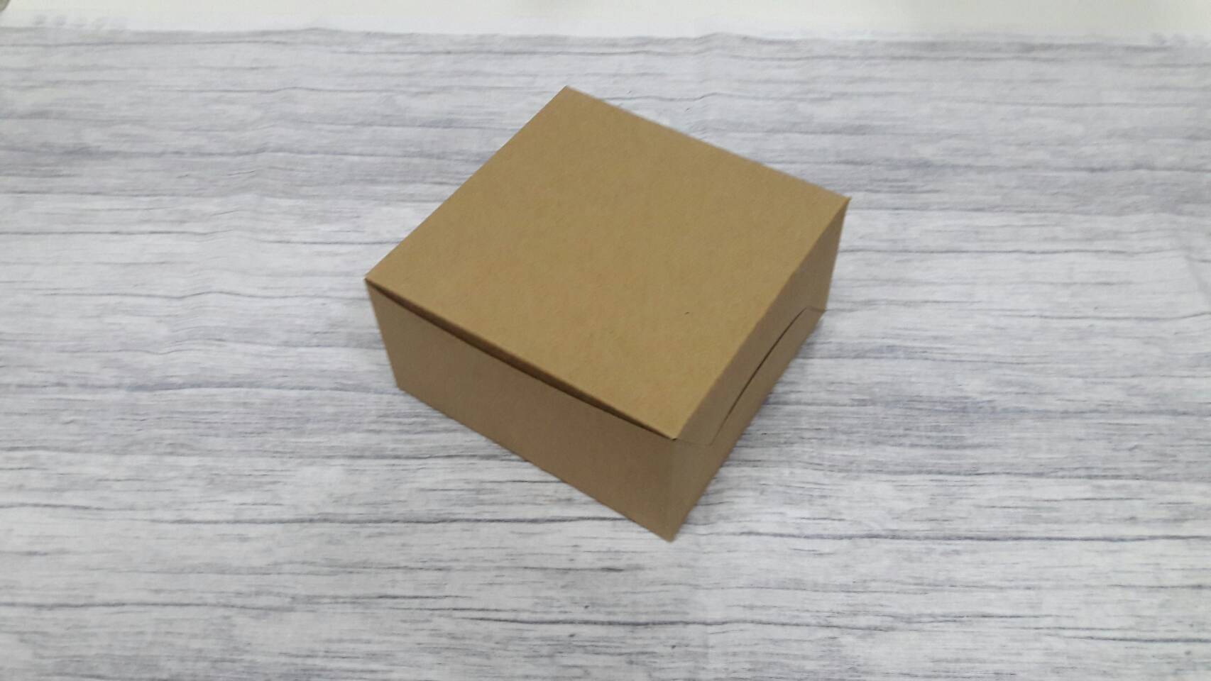 กล่องสแน็ค กล่องอาหารว่าง Snack Box กล่องคอฟฟี่เบรค กล่องคัพเค้ก แบบไม่มีหน้าต่าง สีคราฟท์น้ำตาล ขนาด 13.5x13.5x7 ซม. ราคา 145 บาทต่อแพ็ค(20ใบ)