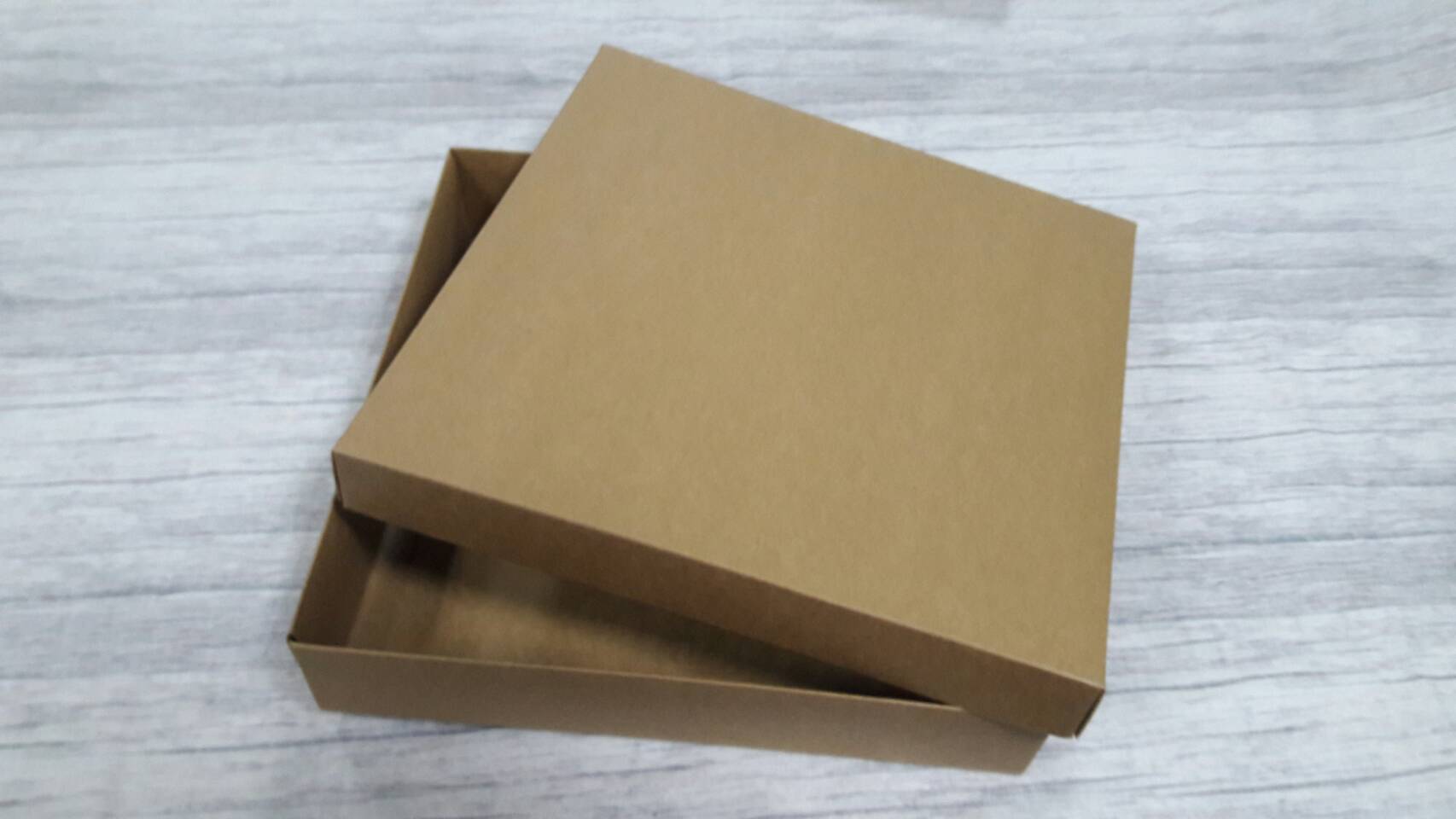 กล่องของขวัญ กล่องแบบมีฝาครอบ กล่องอเนกประสงค์ ขนาด 24 * 24 * 5 ซม. สีคราฟท์น้ำตาลเข้ม ราคา 530 บาท ต่อแพ็ค (20 ใบ)