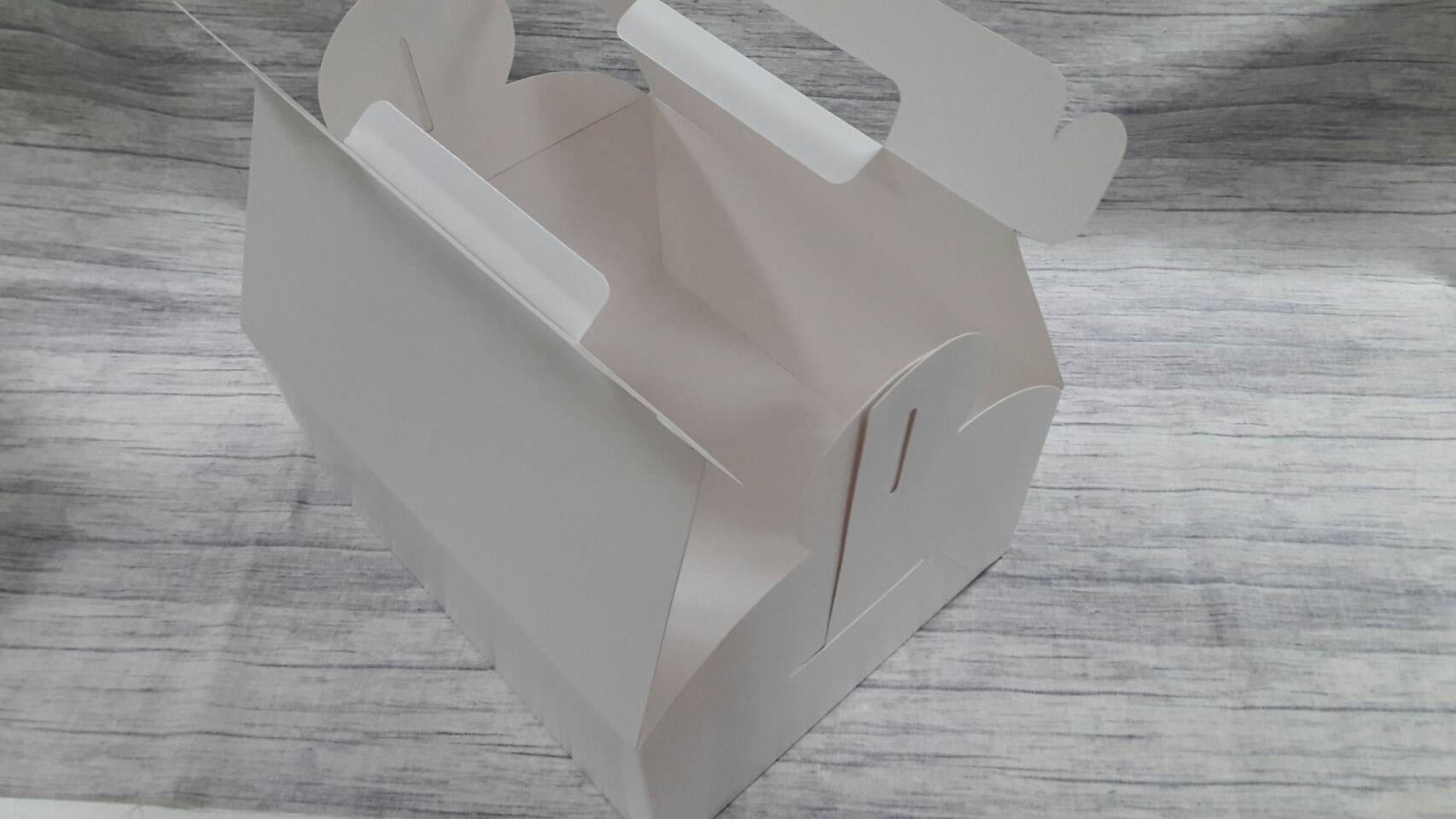 กล่องหูหิ้ว กล่องเค้ก 2-3 ปอนด์ กล่องเค้กทรงสูง กล่องเค้ก กล่องขนม กล่องอเนกประสงค์ สีขาว ขนาด 22 x 26 x สูง 12.0 ซม. ราคา 605 บาทต่อแพ็ค(20ใบ)