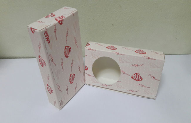 กล่องบราวนี่ 2-3 ชิ้น กล่องทรงแบน กล่องช็อคโกแลต กล่องขนม สีลายบราวนี่ ขนาด 8.0 x 15.0 x 3.0 ซม. ราคา 100 บาท ต่อแพ็ค (20 ใบ)