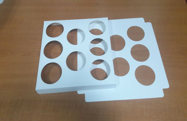 ฐานใส่คัพเค้กขนาด 8 ช่อง เส้นผ่านศูนย์กลาง 5.5 ซม.(ใช้กับถ้วยคัพเค้กขนาดมาตรฐาน 5 ซม.) ขนาด 20.3 X 20.3 ซม.