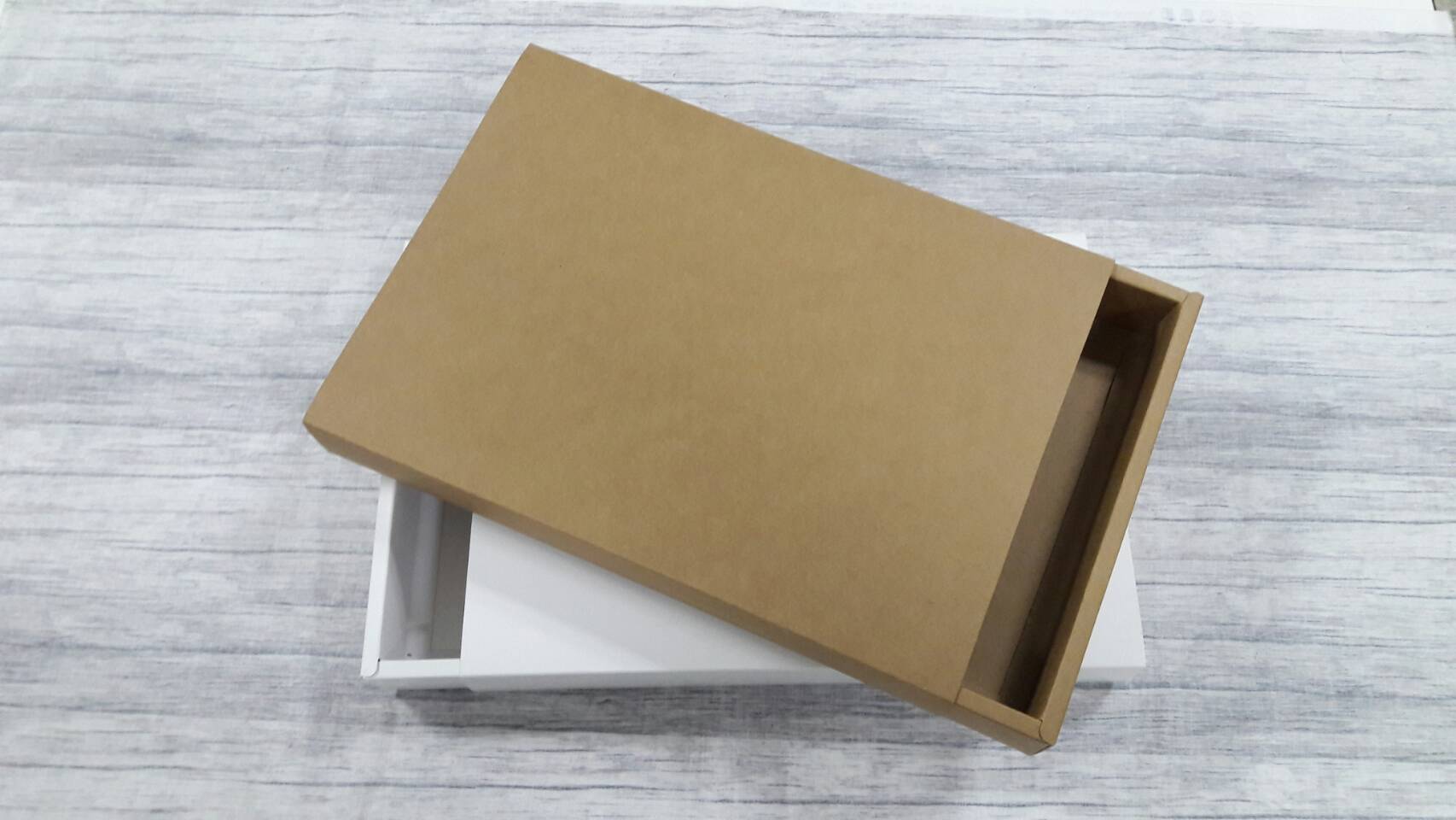 กล่องสไลด์ กล่องของขวัญ กล่องของที่ระลึก กล่องอเนกประสงค์ (ใช้ใส่ของขนาด A4 ได้) กล่องแบบฝาสไลด์ สีคราฟท์น้ำตาลเข้ม ขนาด 23.0x31.7x4.0 ซม. ราคา 575 บาท ต่อแพ็ค (20 ใบ)