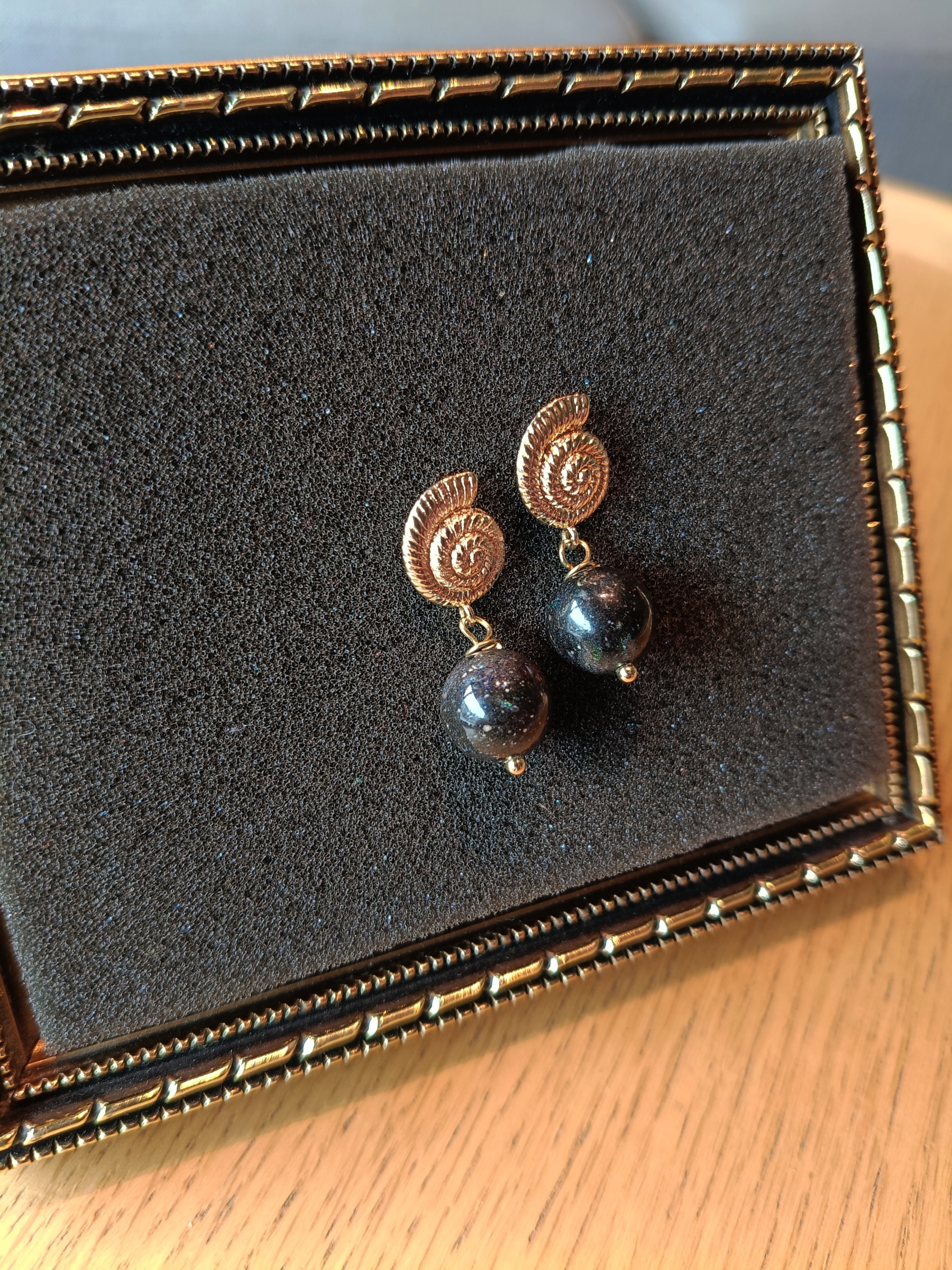 ต่างหู "14K" Australian Black Opal Earring (เปิดออกทุกโอกาสใหม่ พร้อมดึงดูดความสำเร็จ)