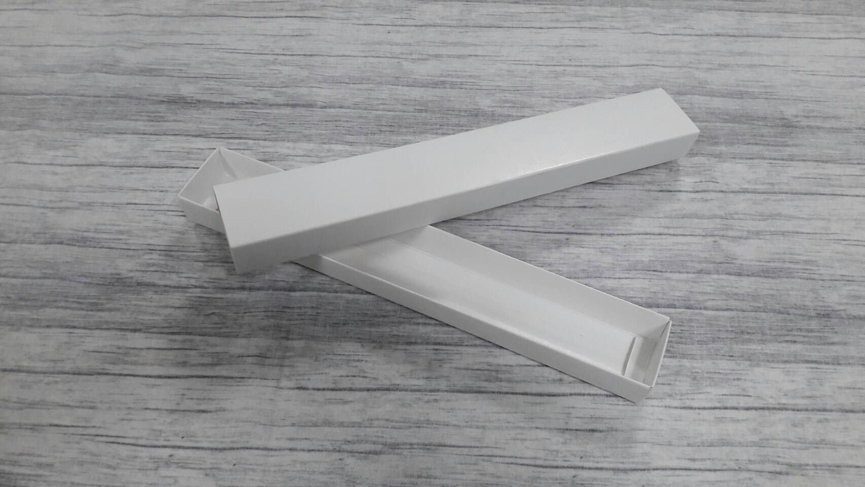 กล่องฝาสไลด์ กล่องของขวัญ กล่องใส่ตะเกียบ สีขาว ขนาด 4.4x30.0x2.5 ซม. ราคา 195 บาทต่อแพ็ค (20 ใบ)