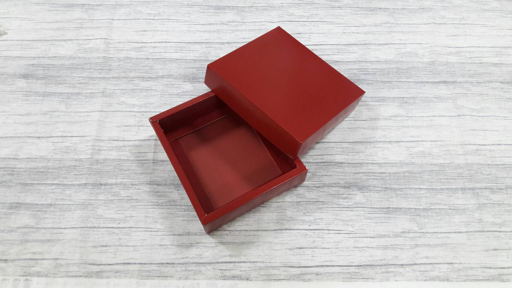 กล่องของขวัญ กล่องฝาครอบ กล่องของที่ระลึก กล่องอเนกประสงค์ ขนาด 13x14.5x4 ซม. กล่องของใช้ กล่องใส่ผ้าไหม สีแดงเข้ม เคลือบอาบเงา (ฝาทึบ) ราคา 300 บาทต่อแพ็ค(20 ใบ)