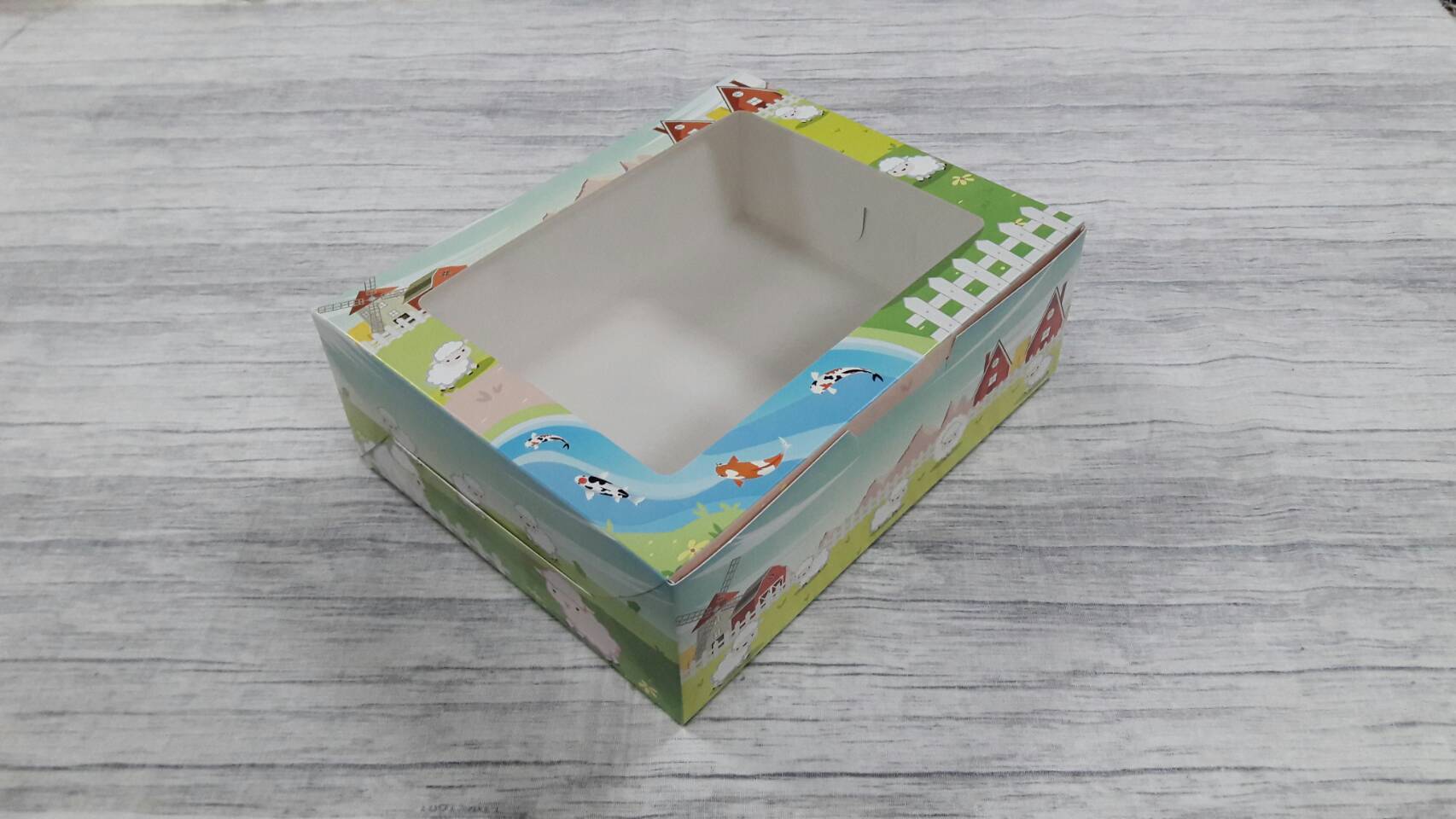 กล่องขนม กล่องเค้ก กล่องคัพเค้ก กล่องบราวนี่ กล่องชิฟฟ่อน กล่องสแน็ค ขนาด 17.5x22.0x7.4 ซม. สีลายน้องมุก(แกะชมพู) แบบฝาหน้าต่างพลาสติก ราคา 270 บาท(ต่อแพ็ค20ใบ)