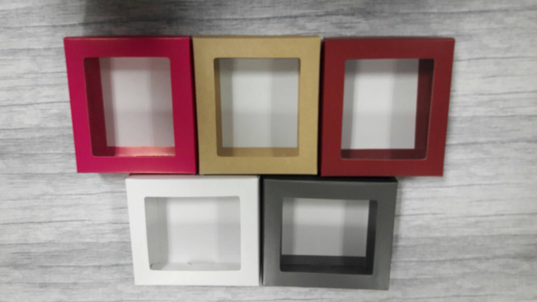 กล่องของขวัญ กล่องฝาครอบ ขนาด 14.5*13*4 ซม.แบบมีหน้าต่าง กล่องของที่ระลึก กล่องอเนกประสงค์ กล่องของใช้ กล่องพวงมาลัย กล่องใส่ผ้าไหม สี Magenta color ราคา 320 บาท/20 ใบ