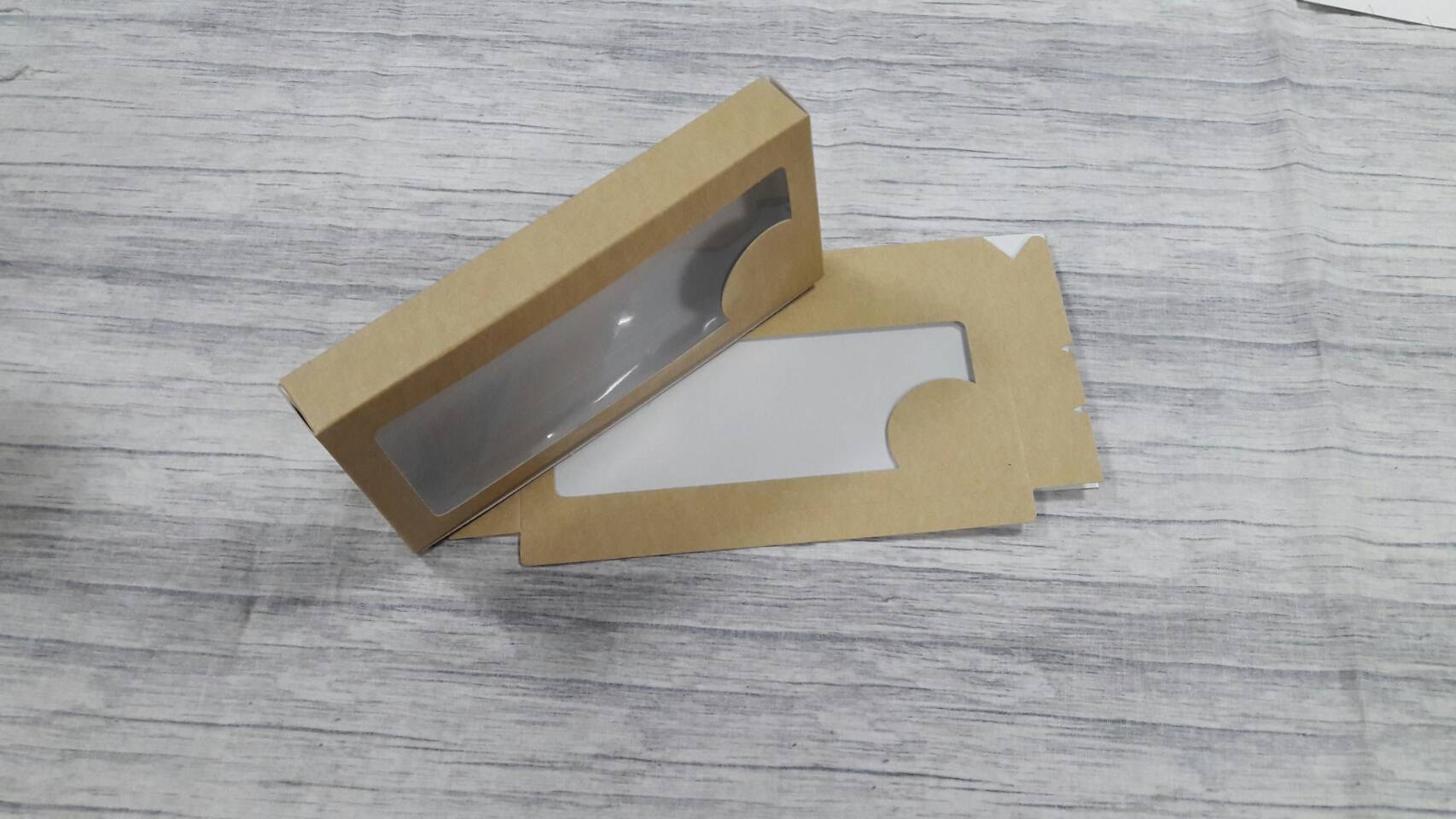 กล่องบราวนี่ 3-4 ชิ้น กล่องทรงแบน กล่องช็อคโกแลต กล่องขนมฟู้ดเกรด สีคราฟท์น้ำตาลอ่อน ขนาด 10.0x22.0x3.0ซม. ราคา 130 บาทต่อแพ็ค(20ใบ)