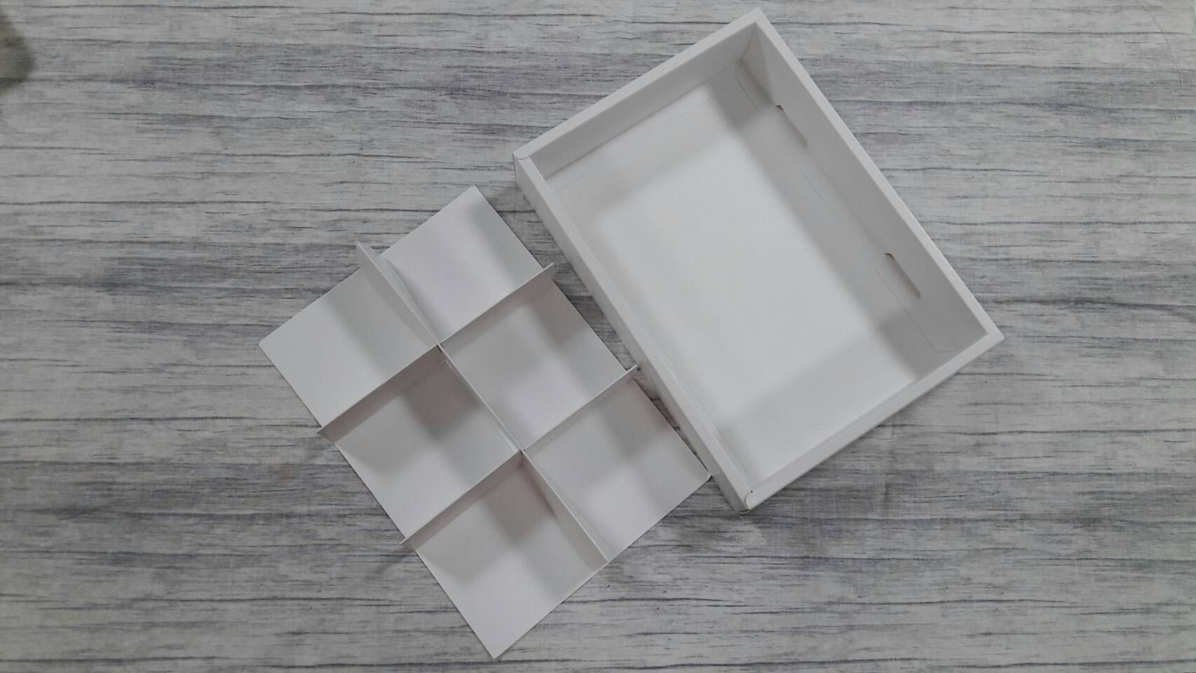 กล่องของขวัญ กล่องฝาครอบ กล่องของที่ระลึก กล่องอเนกประสงค์ กล่องขนม ขนาด 19.6x27.2x5ซม.สีขาว (แบบฝาหน้าต่างพลาสติก) พร้อมฐานตัวกั้นสินค้า ราคา 645 บาทต่อแพ็ค(20 ใบ)