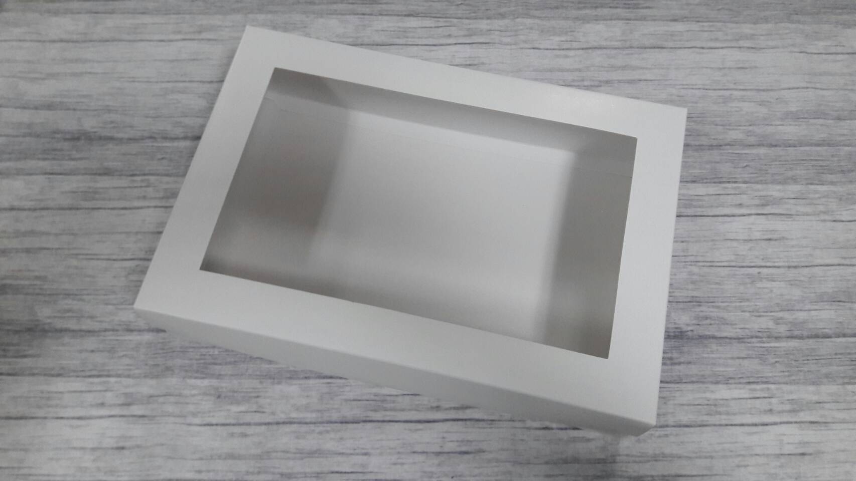 กล่องฝาครอบ กล่องแบบมีฝาครอบ กล่องของขวัญ กล่องอเนกประสงค์ ขนาด 20.5 x 30.0 x 7.0 cm. สีขาว (แบบฝาหน้าต่างพลาสติก) ราคา 650 บาท ต่อแพ็ค (20 ใบ)