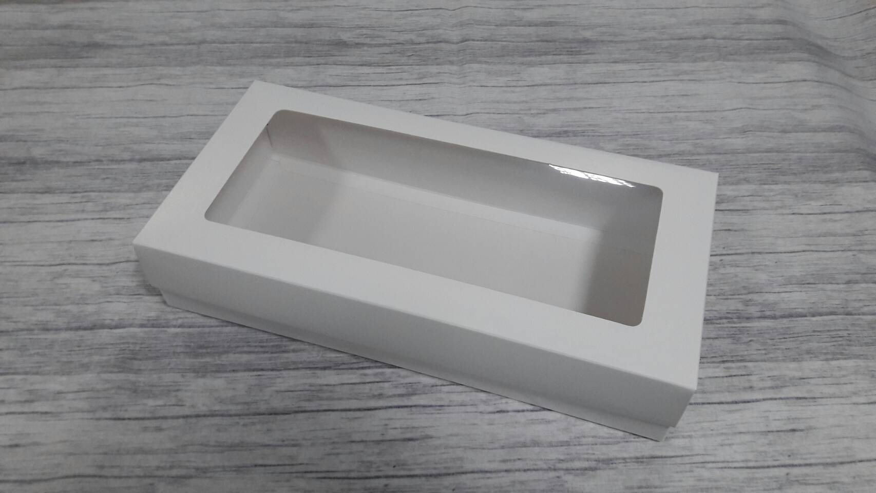 กล่องแบบมีฝาครอบ กล่องของขวัญ กล่องอเนกประสงค์ ขนาด 15x31x6.5 ซม. สีขาว แบบมีหน้าต่างพลาสติก ราคา 515 บาท ต่อแพ็ค(20 ใบ)