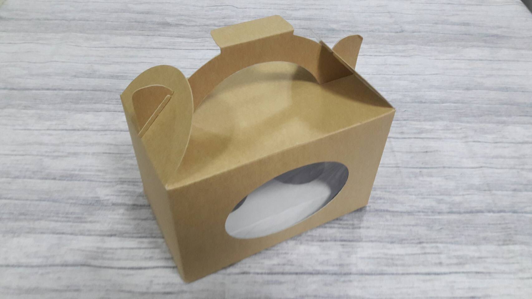 กล่องคัพเค้ก 2 ชิ้น มีหูหิ้ว สีคราฟท์น้ำตาลอ่อน แบบมีหน้าต่าง พร้อมฐานรองคัพเค้ก ขนาด 10.0 x 16.3 x สูง 10.0 ซม. ราคา 210 บาทต่อแพ็ค (20ใบ)