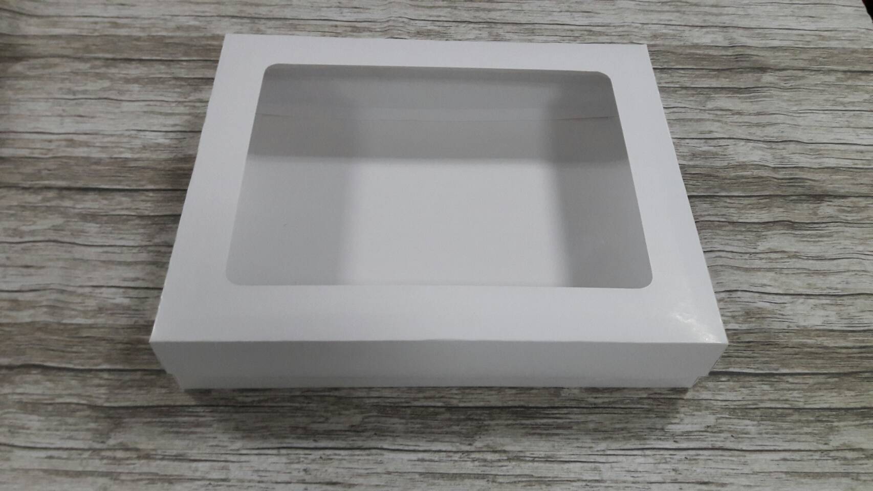 กล่องของขวัญ กล่องของที่ระลึก กล่องฝาครอบ กล่องอเนกประสงค์ กล่องของใช้ กล่องพวงมาลัย กล่องใส่ผ้าไหม ขนาด 26.0 x 32.0 x 6.2 ซม. สีขาว (กระดาษหนา 350 แกรม) ราคา 750 บาทต่อแพ็ค(20 ใบ)