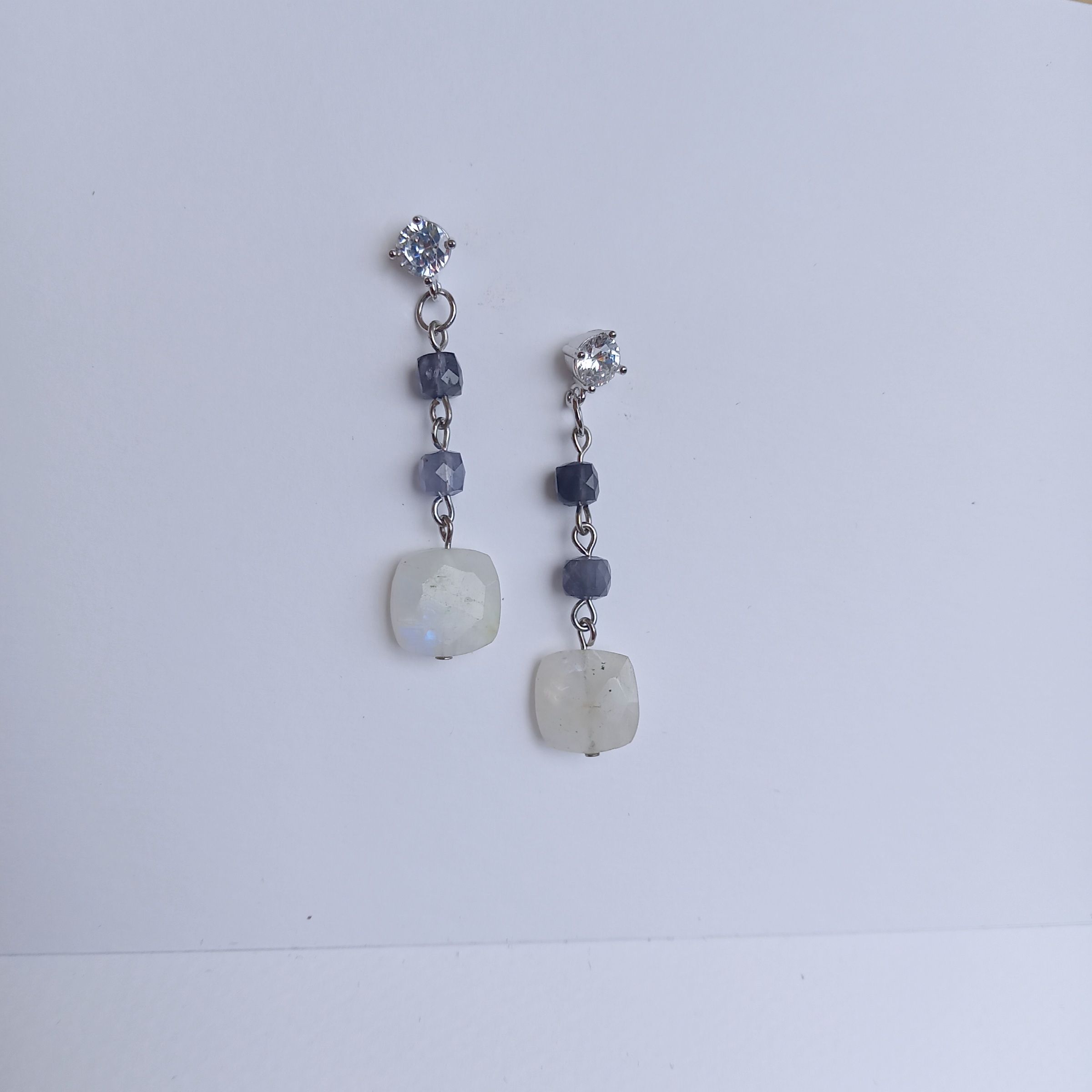 ต่างหูหินแท้ Moonstone + Iolite (เสริมเสน่ห์ )
