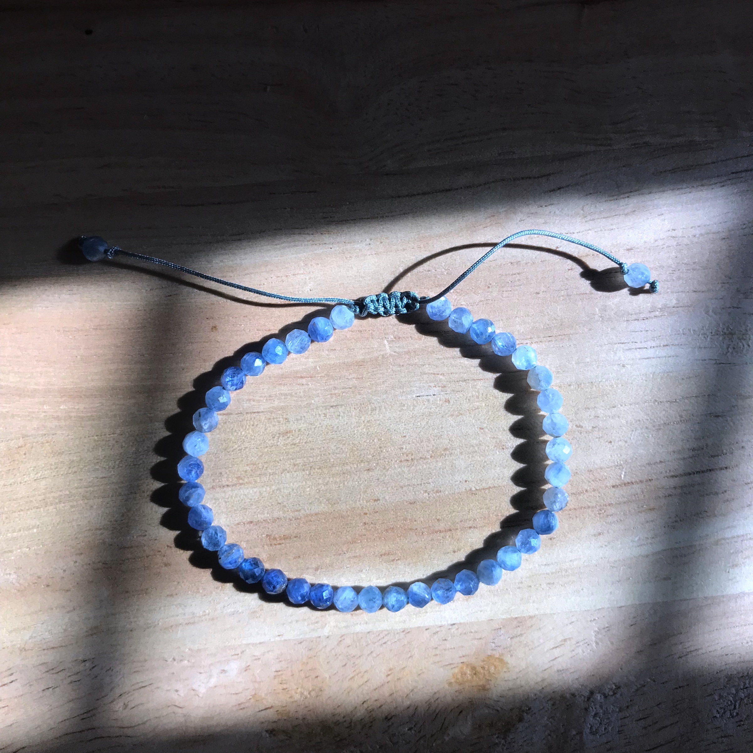 สร้อยข้อมือหินแท้ "Starlight" Kyanite Bracelet (Empower)