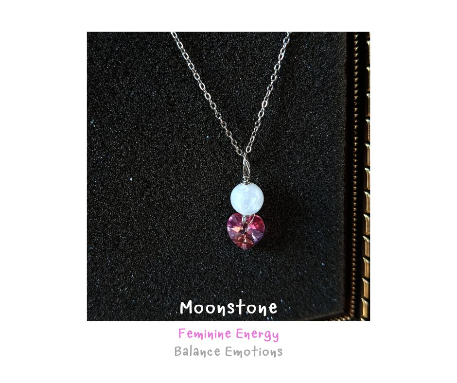 สร้อยจี้ Moonstone ประดับหัวใจคริสตัล Pendant Necklace (เสริมความอ่อนหวาน เสน่ห์ น่าทะนุถนอม)