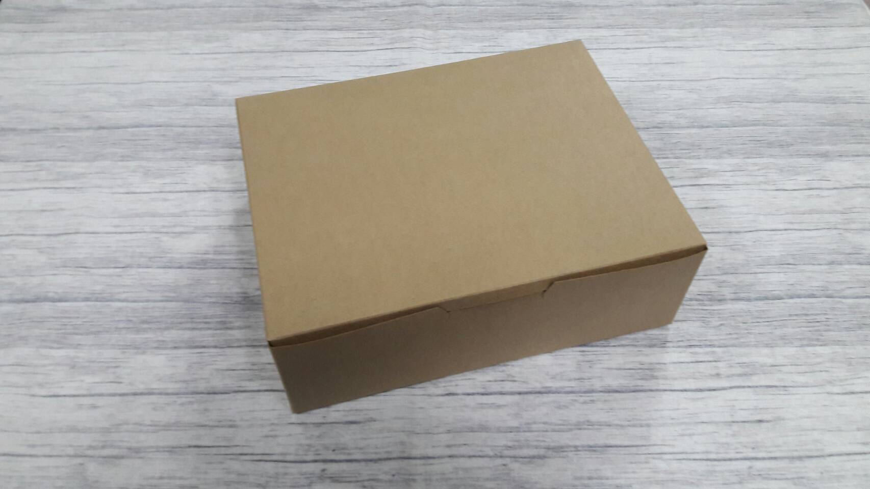 กล่องขนม กล่องเค้ก กล่องคัพเค้ก กล่องบราวนี่ กล่องชิฟฟ่อน กล่องสแน็ค ขนาด 17.5x22.0x7.4 ซม. สีคราฟท์น้ำตาลเข้ม KP(FDA) แบบฝาทึบ ราคา 230 บาทต่อแพ็ค(20ใบ)