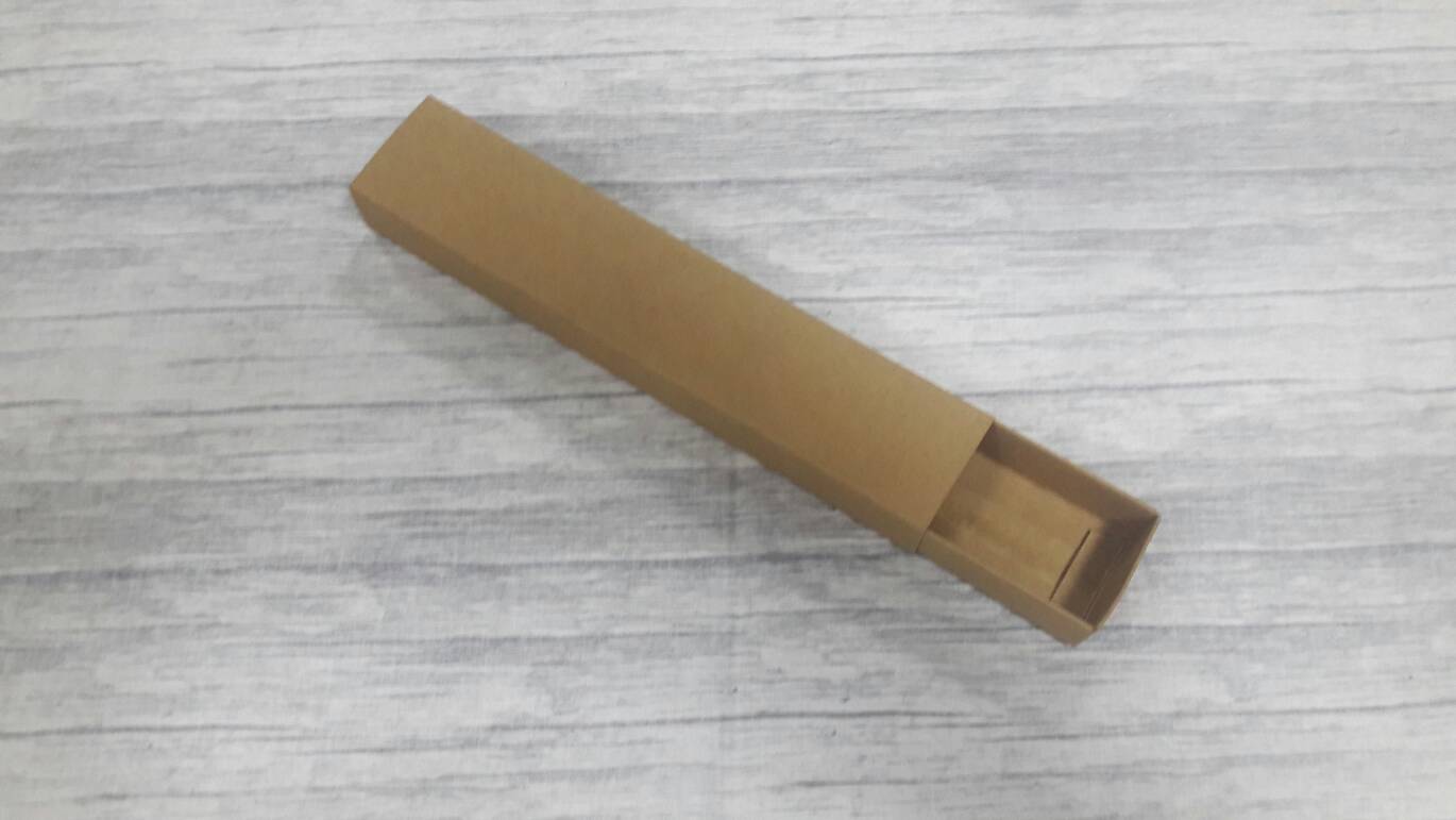กล่องฝาสไลด์ กล่องของขวัญ กล่องใส่ตะเกียบ สีคราฟท์น้ำตาลเข้ม 23.4*4.4*2.5 ซม. ราคา 180 บาทต่อแพ็ค (20 ใบ)