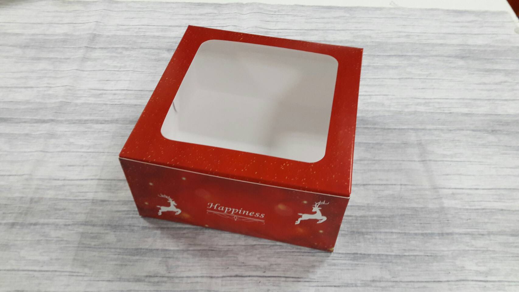 กล่องเค้ก กล่องเค้ก 1 ปอนด์ กล่องขนม กล่องเบเกอรี่ กล่องคัพเค้ก สีแดงลายทองจุด (มีหน้าต่างพลาสติก) 20.5x20.5x10 ซม. ราคา 330 บาทต่อแพ็ค (20ใบ)