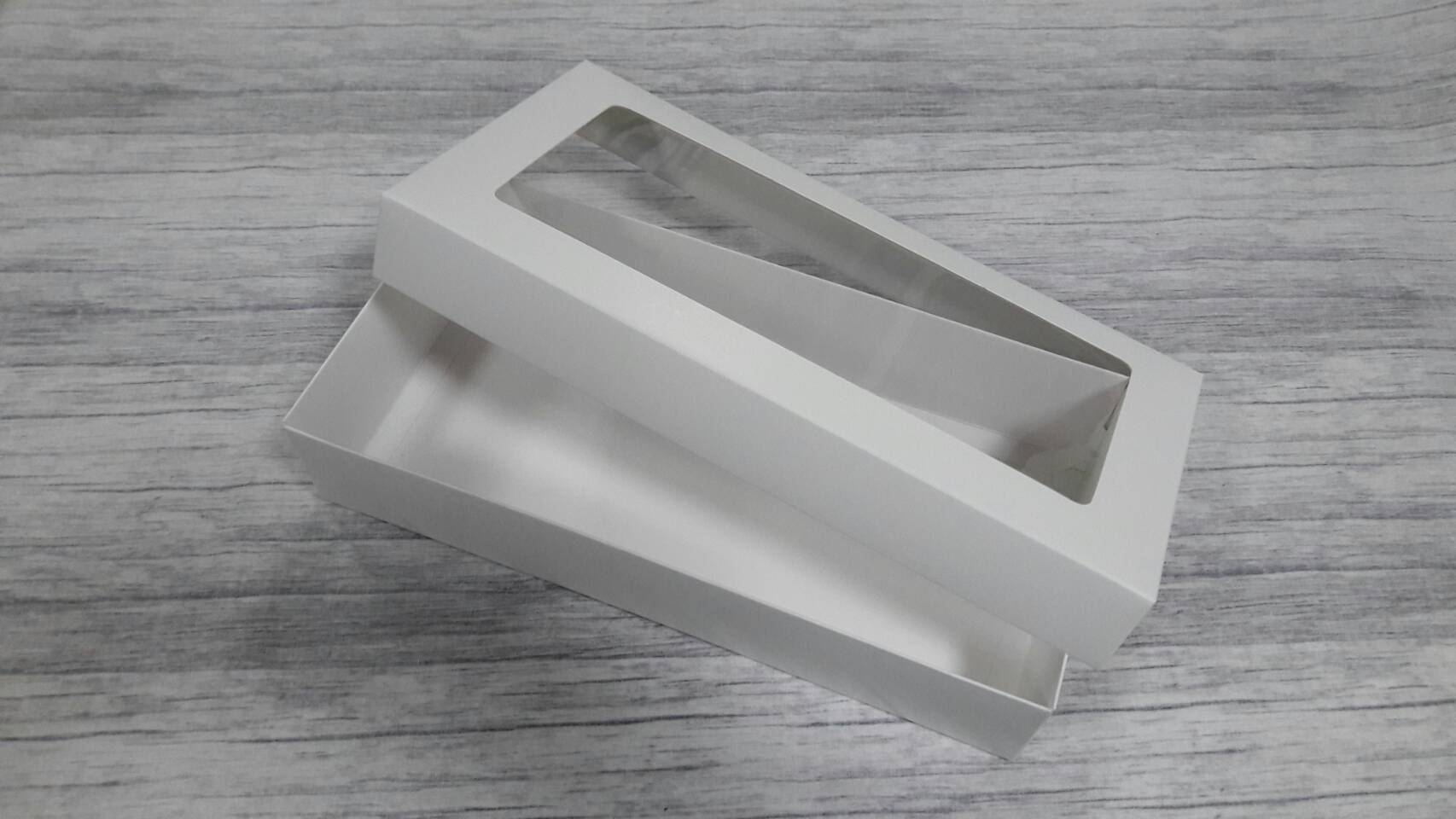 กล่องแบบมีฝาครอบ กล่องของขวัญ กล่องอเนกประสงค์ ขนาด 15x31x6.5 ซม. สีขาว แบบมีหน้าต่างพลาสติก ราคา 515 บาท ต่อแพ็ค(20 ใบ)