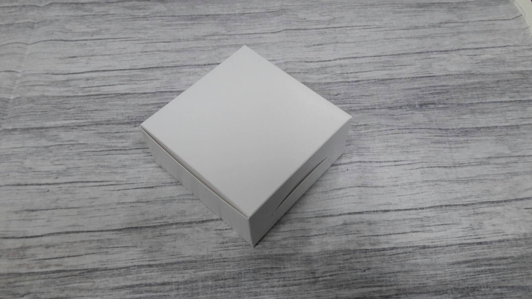 กล่องสแน็ค กล่องเค้ก กล่องขนม Snack Box กล่องอาหารว่าง กล่องคอฟฟี่เบรค ขนาด 10.0 x 10.0 x 4.7 ซม. สีขาว ราคา 70 บาทต่อแพ็ค(20ใบ)