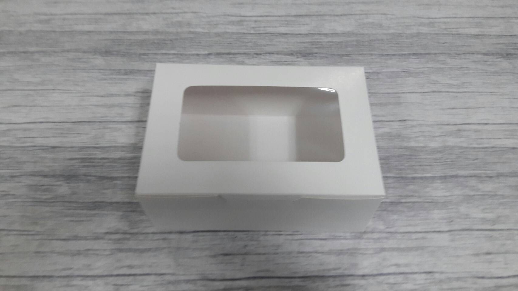 กล่องขนม กล่องเค้ก กล่องคัพเค้ก กล่องขนม กล่องชิฟฟ่อน กล่องช้อคโกแล็ต กล่องคุ๊กกี้ สีขาว ขนาด 12.0x17.5x7.5 ซม.แบบมีหน้าต่างพลาสติก ราคา 160 บาท(20 ใบต่อแพ็ค)