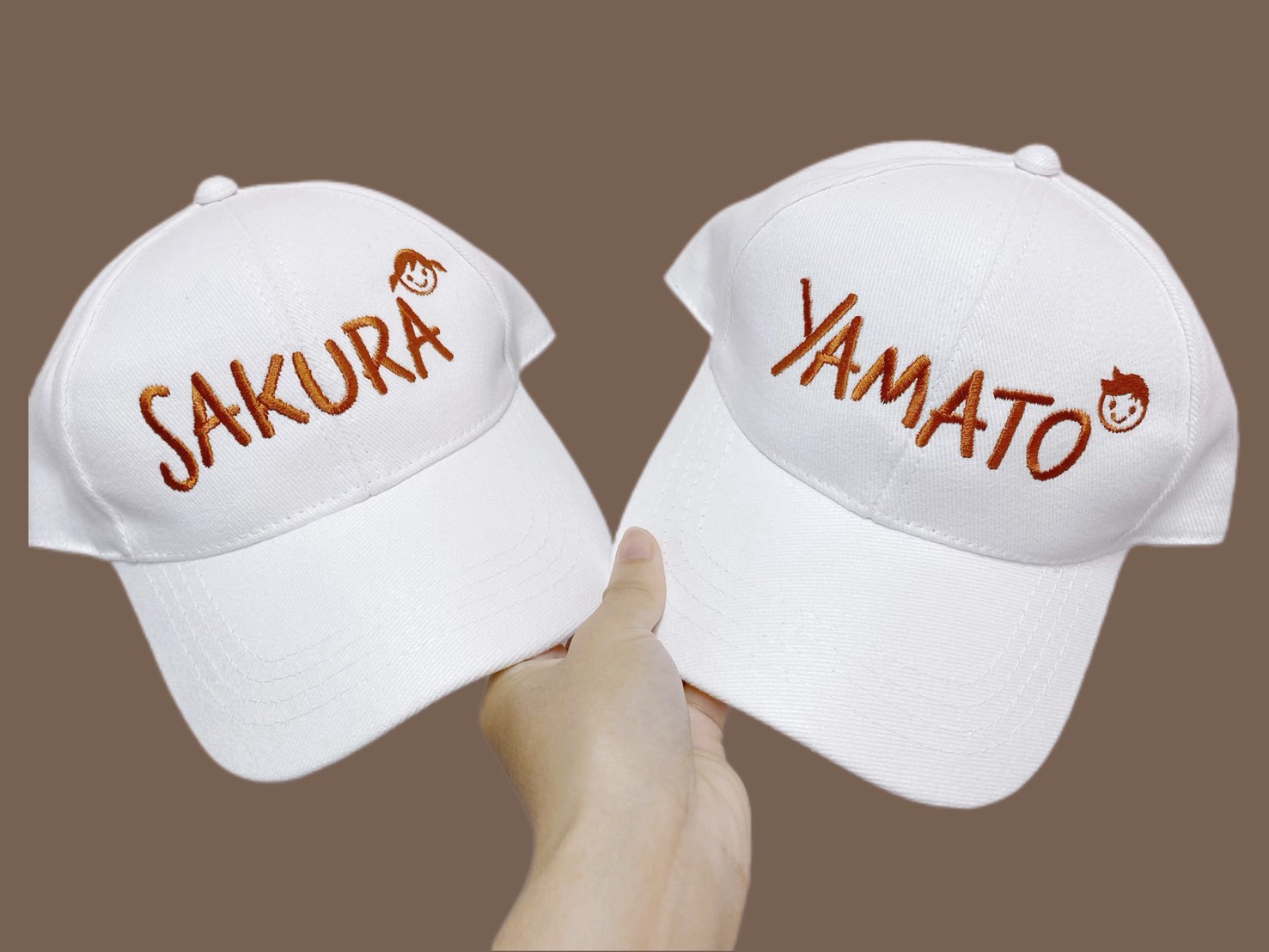 หมวกแก๊ปไซต์เด็ก สีเหลืองและเขียวอ่อนปักชื่อ ติดตัวการ์ตูนเพิ่ม