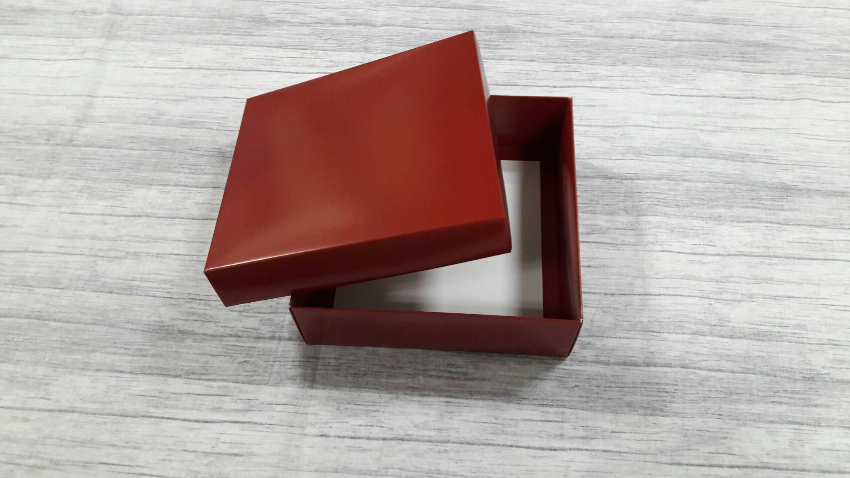 กล่องฝาครอบ กล่องของขวัญ กล่องเอนกประสงค์ กล่องแบบมีฝาครอบ ขนาด 17.5 x 17.5 x 6.0 ซม. สีแดงเข้ม (แบบฝาทึบ) ราคา 435 บาท ต่อแพ็ค (20 ใบ)