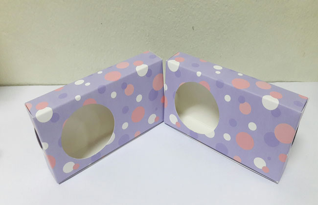 กล่องบราวนี่ 2-3 ชิ้น กล่องทรงแบน กล่องช็อคโกแลต กล่องขนม สีม่วงลายจุด กว้าง 8.0 x ยาว 15.0 x สูง 3.0 ซม. ราคา 100 บาท ต่อแพ็ค (20 ใบ)
