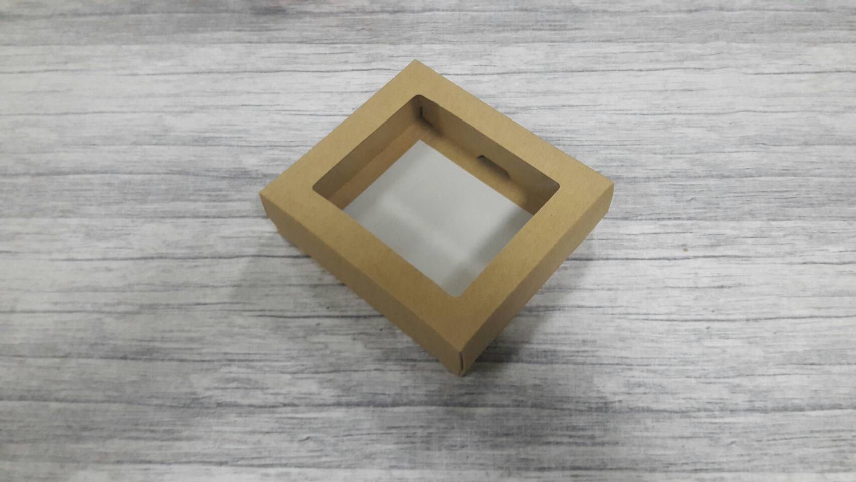 กล่องของขวัญ กล่องฝาครอบ กล่องของที่ระลึก กล่องอเนกประสงค์ กล่องของใช้ กล่องใส่ผ้าไหม ขนาด 13x14.5x4 ซม.(แบบมีหน้าต่างพลาสติก) สีคราฟท์น้ำตาลอ่อน ราคา 315 บาทต่อแพ็ค (20 ใบ)