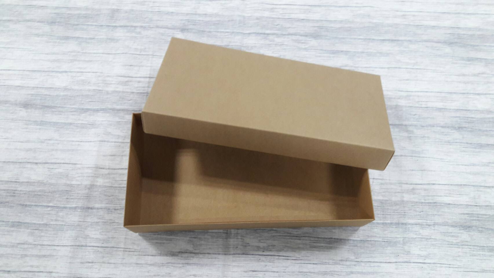 กล่องฝาครอบ กล่องของขวัญ กล่องอเนกประสงค์ ขนาด 15x31x6.5 ซม. สีคราฟท์น้ำตาลเข้ม แบบฝาทึบ ราคา 495 บาท ต่อแพ็ค(20 ใบ)