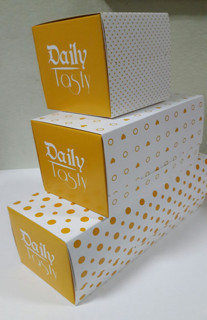 กล่องเค้กโรล กล่องคัพเค้ก 2 ชิ้น กล่องเค้ก 2 ชิ้น กล่องขนม ลายหัวใจสีเหลือง ขนาด 9 x 16.8 x9 ซม.ราคา 185 บาทต่อแพ็ค(20 ใบ)