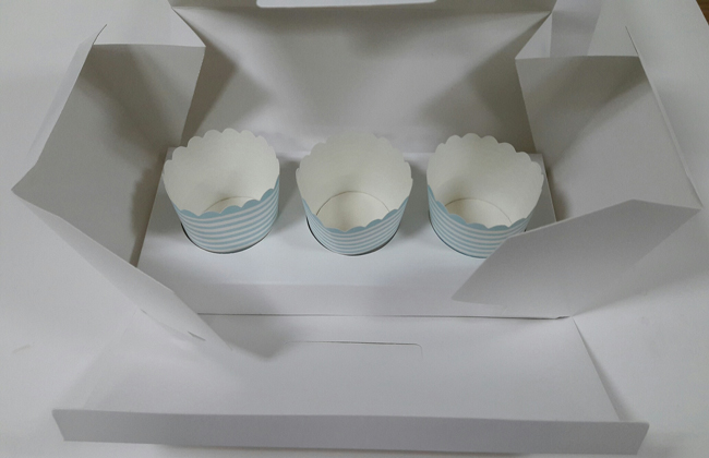 กล่องคัพเค้ก 3 ชิ้น กล่องขนม สีขาว ขนาด 9 x 24 x 9 ซม. พร้อมฐานรองคัพเค้ก (ช่องคัพเค้กกว้าง 5.5 ซม.) ราคา 275 บาทต่อแพ็ค (20 ใบ)