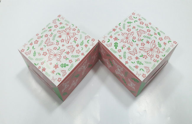 กล่องสแน็ค กล่องอาหารว่าง ลายผีเสื้อและดอกไม้ กว้าง12.7 x ยาว12.7 x สูง 6.5 ซม. ราคา 95 บาทต่อแพ็ค (20 ใบ)
