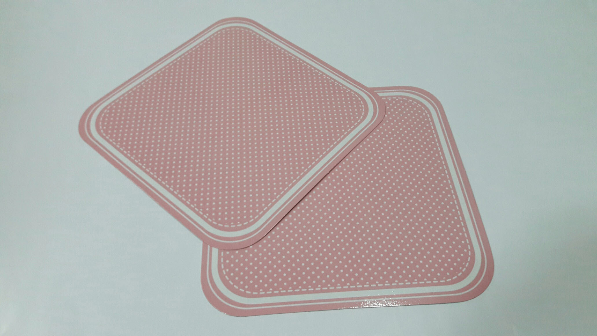 ฐานรองเค้ก 1 ปอนด์ แบบสี่เหลี่ยม ลายชมพูจุด (ขนาด 20x20 ซม.) ราคา 80 บาท ต่อแพ็ค (20 ชิ้น)