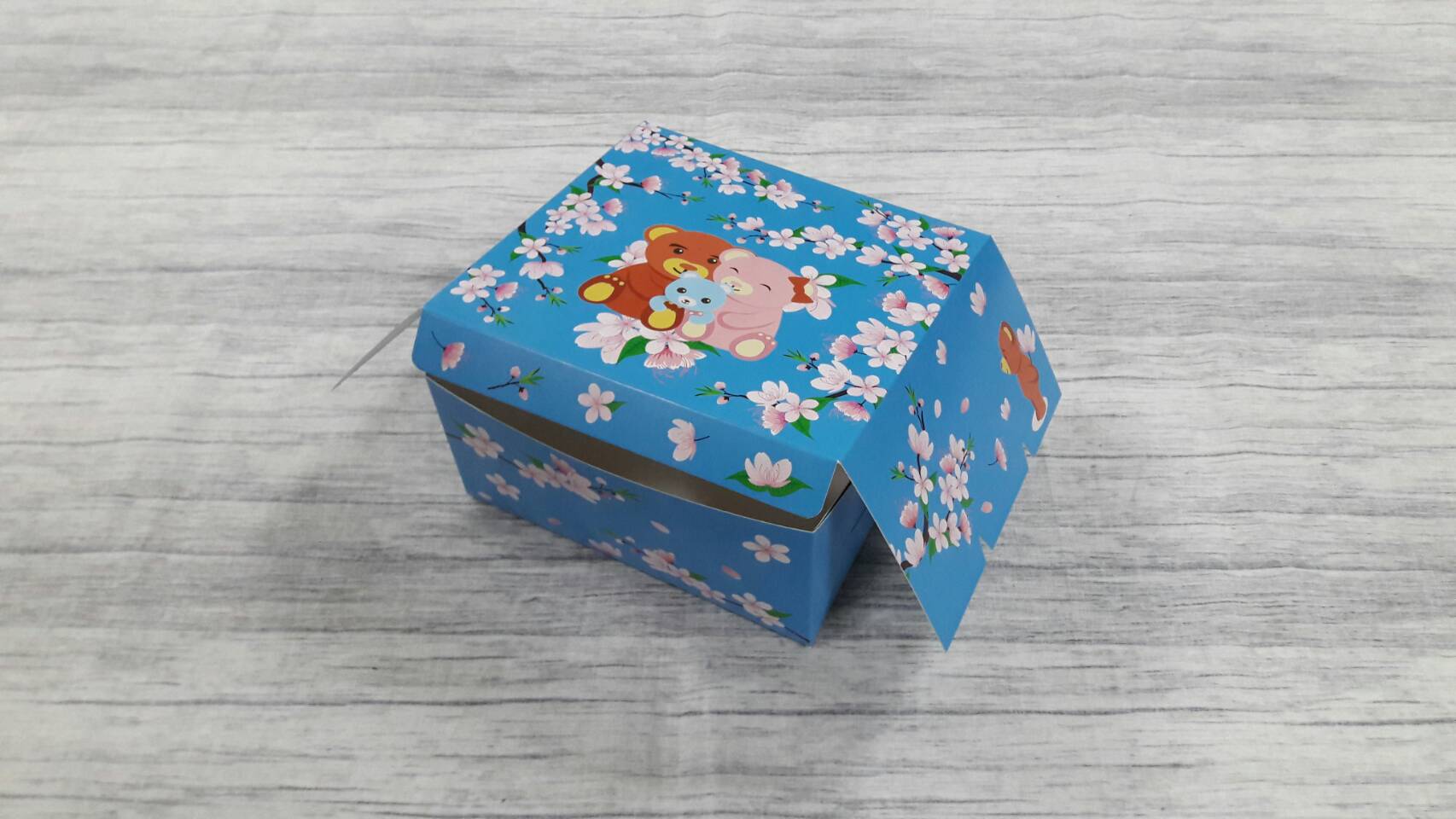 กล่องคัพเค้ก 4 ชิ้น (แบบไม่มีฐานรอง) กล่องเค้กครึ่งปอนด์ กล่องขนม กล่องสแน็ค Snack Box กล่องคอฟฟี่เบรค สีฟ้าแบร์ซากุระ ขนาด 15.0x15.0x7.6 ซม. (แพ็คละ 150 บาทต่อ 20ใบ)