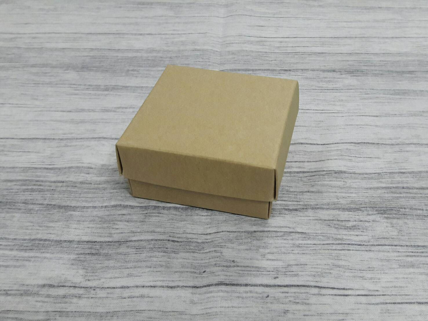กล่องของขวัญ กล่องฝาครอบ ขนาด 8x8x4 ซม.กล่องของที่ระลึก กล่องอเนกประสงค์ กล่องของใช้ กล่องใส่ผ้าไหม สีคราฟท์น้ำตาลอ่อน ราคา 215 บาทต่อแพ็ค (20 ใบ)