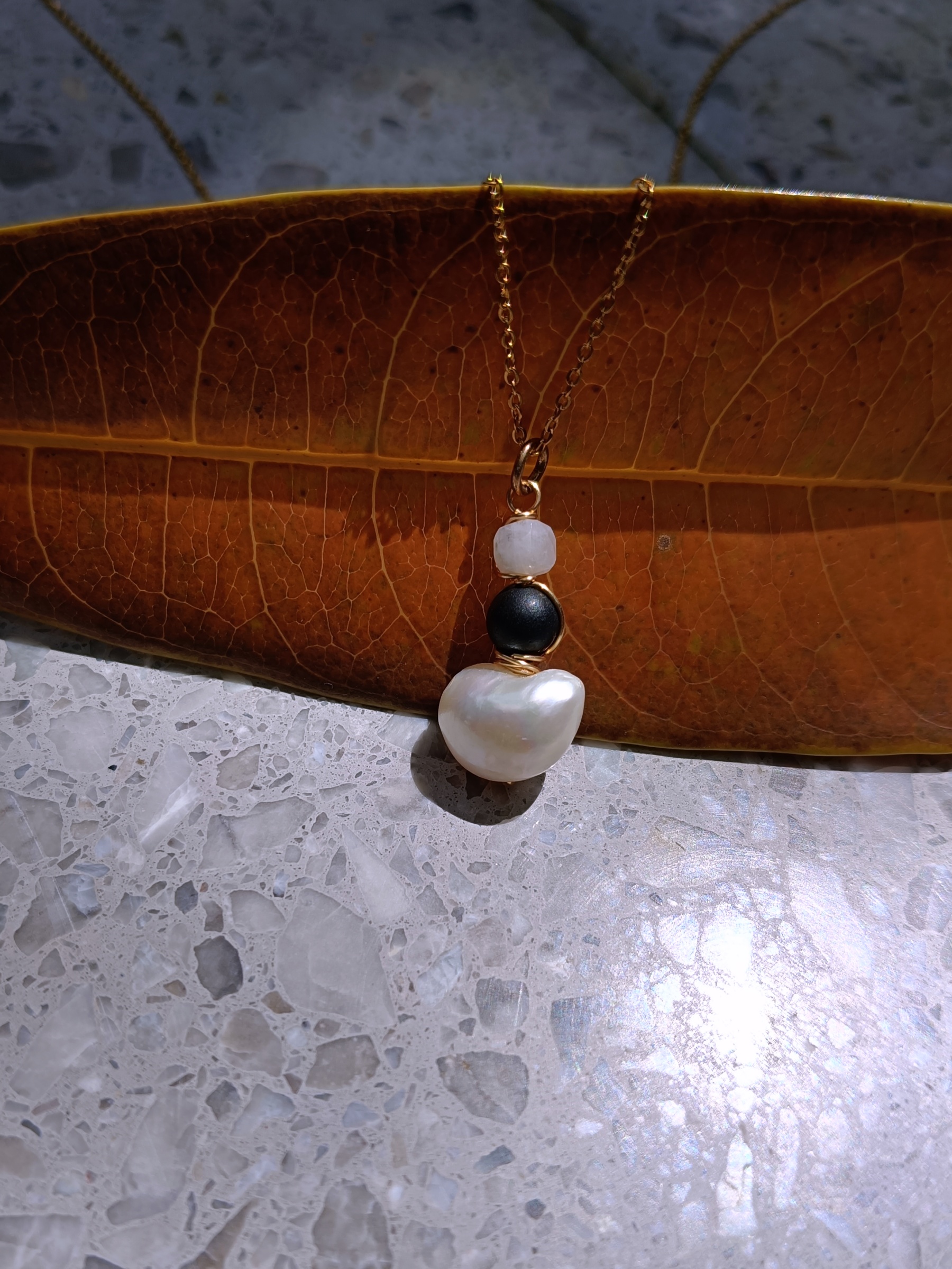 จี้หินแท้พร้อมสร้อย "Supreme Protection" Pearl + Shungite + Moonstone Necklace (ปกป้อง คุ้มครอง สมดุลย์)