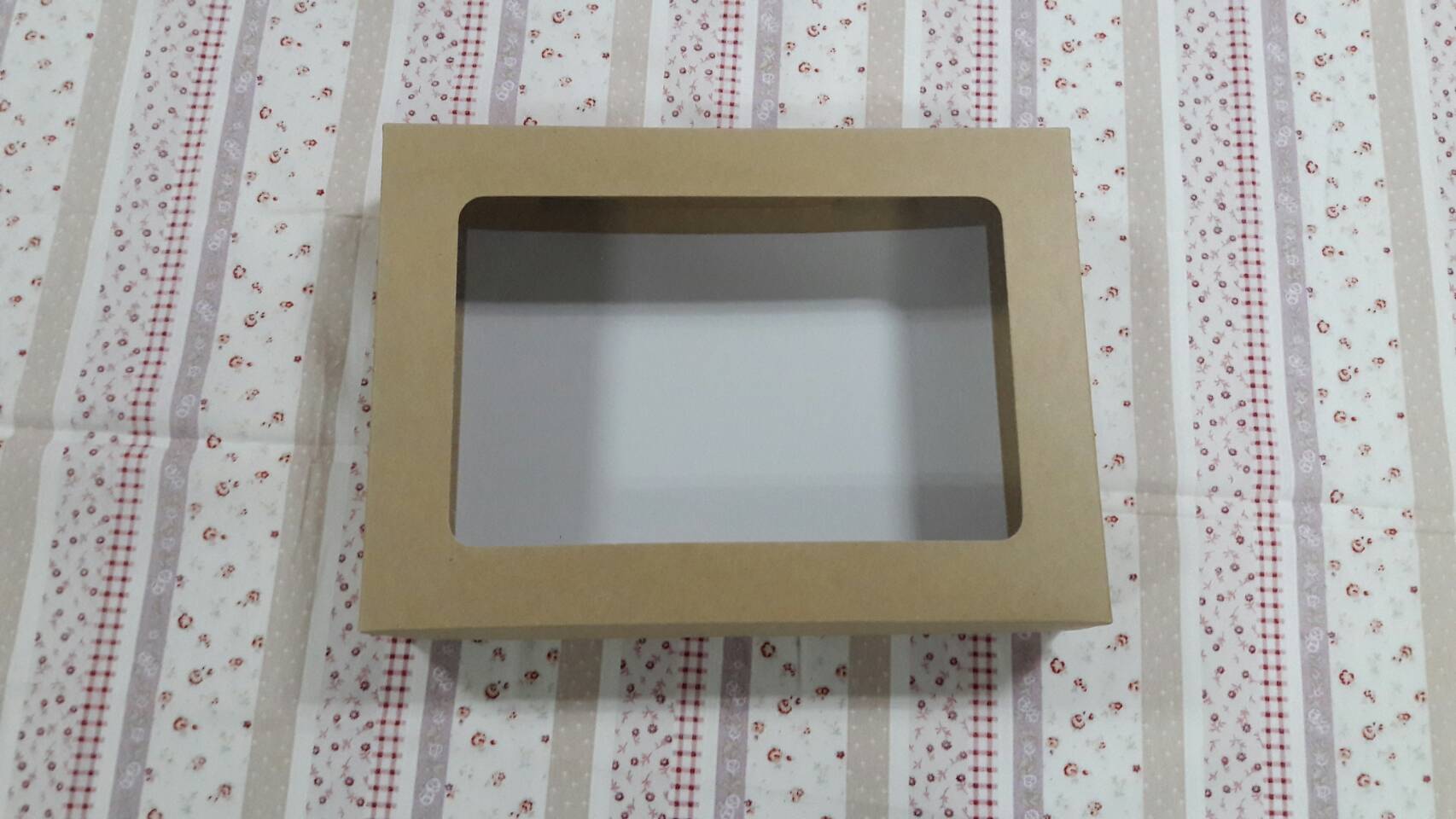 กล่องของขวัญ กล่องฝาครอบ กล่องของที่ระลึก กล่องอเนกประสงค์ กล่องของใช้ กล่องใส่ผ้าไหม ขนาด 19.6x27.2x5 ซม.สีคราฟท์น้ำตาลอ่อน ราคา 510 บาทต่อแพ็ค(20 ใบ)