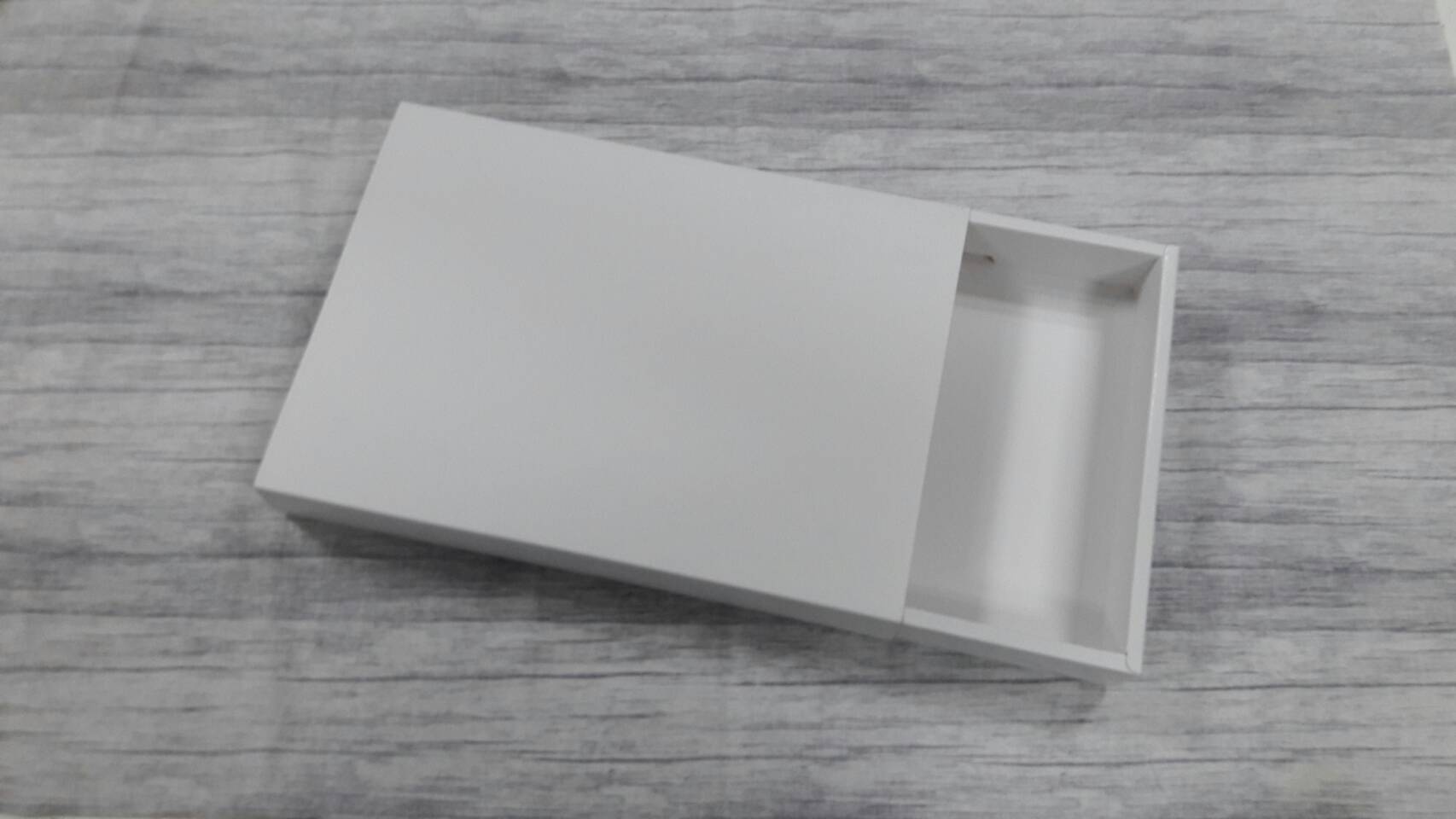 กล่องสไลด์ กล่องของขวัญ กล่องของที่ระลึก กล่องอเนกประสงค์ (ใช้ใส่ของขนาด A4 ได้) กล่องแบบฝาสไลด์ สีขาว ขนาด 23.0x31.7x4.0 ซม. ราคา 550 บาท ต่อแพ็ค (20 ใบ)