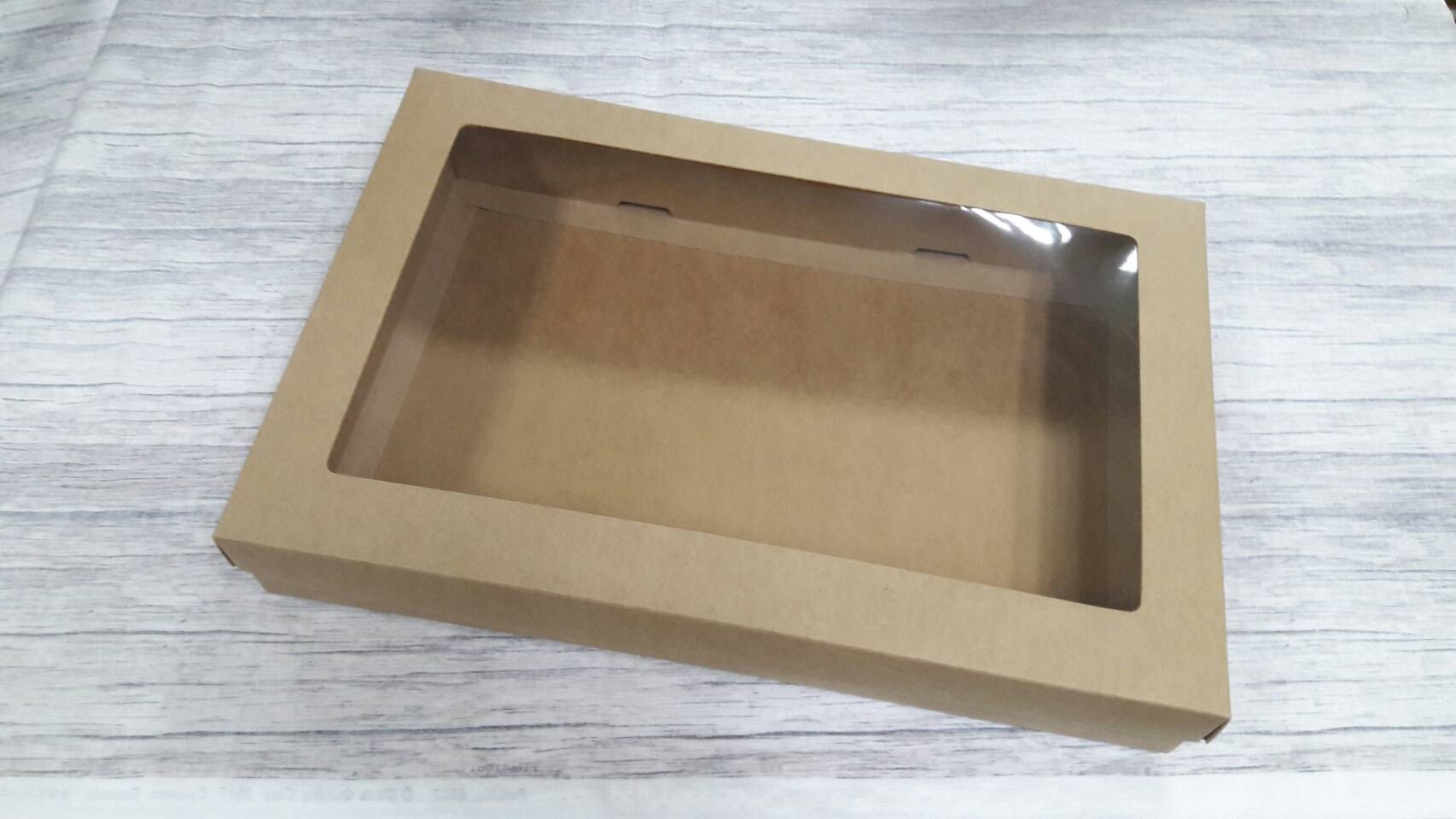 กล่องอเนกประสงค์ กล่องฝาครอบ สีคราฟท์น้ำตาล ขนาด 23 x 35 x 5 ซม.(หน้าต่างพลาสติก) กล่องของที่ระลึก กล่องของขวัญ กล่องใส่ผ้าไหม กล่องใส่กางเกงยีนส์ ราคา 685 บาท(ต่อแพ็ค 20 ใบ)