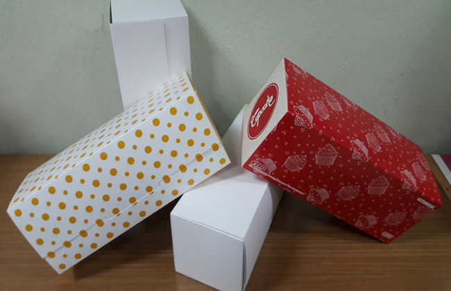 กล่องเค้กโรล กล่องคัพเค้ก 3 ชิ้น กล่องเค้ก 3-4 ชิ้น กล่องขนม สีขาว ขนาด 9 x 24 x 9 ซม.ราคา 215 บาทต่อแพ็ค (20 ใบ)