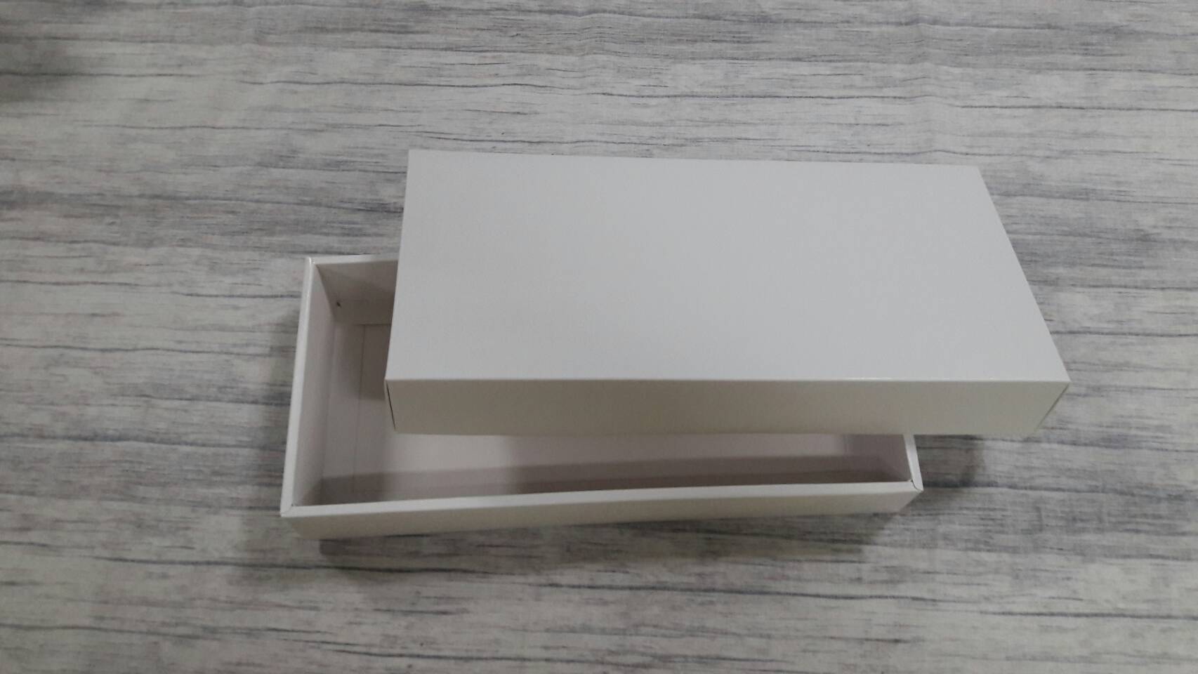 กล่องฝาครอบ กล่องของขวัญ กล่องอเนกประสงค์ กล่องแบบมีฝาครอบ สีขาว ขนาด 14.0x29.5x4.0ซม.(ฝาทึบ) ราคา 370 บาท ต่อแพ็ค (20 ใบ)