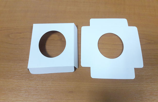 ฐานใส่คัพเค้กขนาด 1 ช่อง เส้นผ่านศูนย์กลาง 5.5 ซม.(ใช้กับถ้วยคัพเค้กขนาดมาตรฐาน 5 ซม.) ขนาด 8.7 X 8.7 ซม. ราคา 30 บาทต่อแพ็ค (20 ใบ)