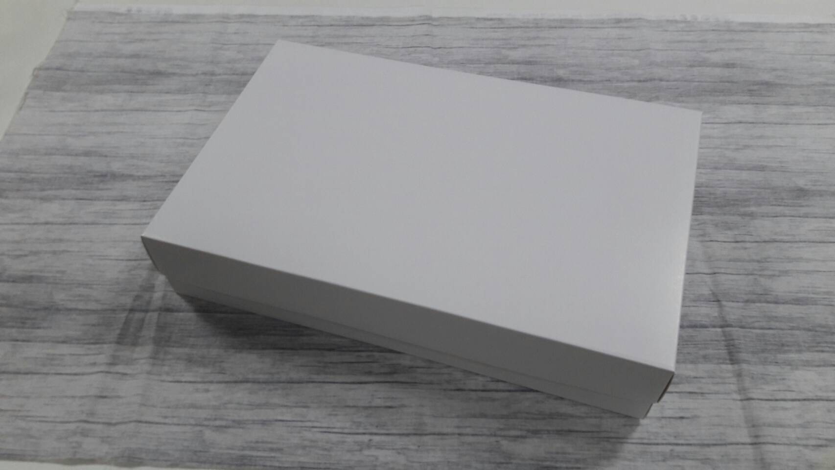 กล่องของขวัญ กล่องฝาครอบ กล่องของที่ระลึก กล่องอเนกประสงค์ กล่องพรีเมี่ยม กล่องใส่ผ้าไหม ขนาด 24.5 x 39.0 x 7.5 ซม.สีขาว (แบบฝาทึบ) ราคา 2,375 บาทต่อแพ็ค (50 ใบ)