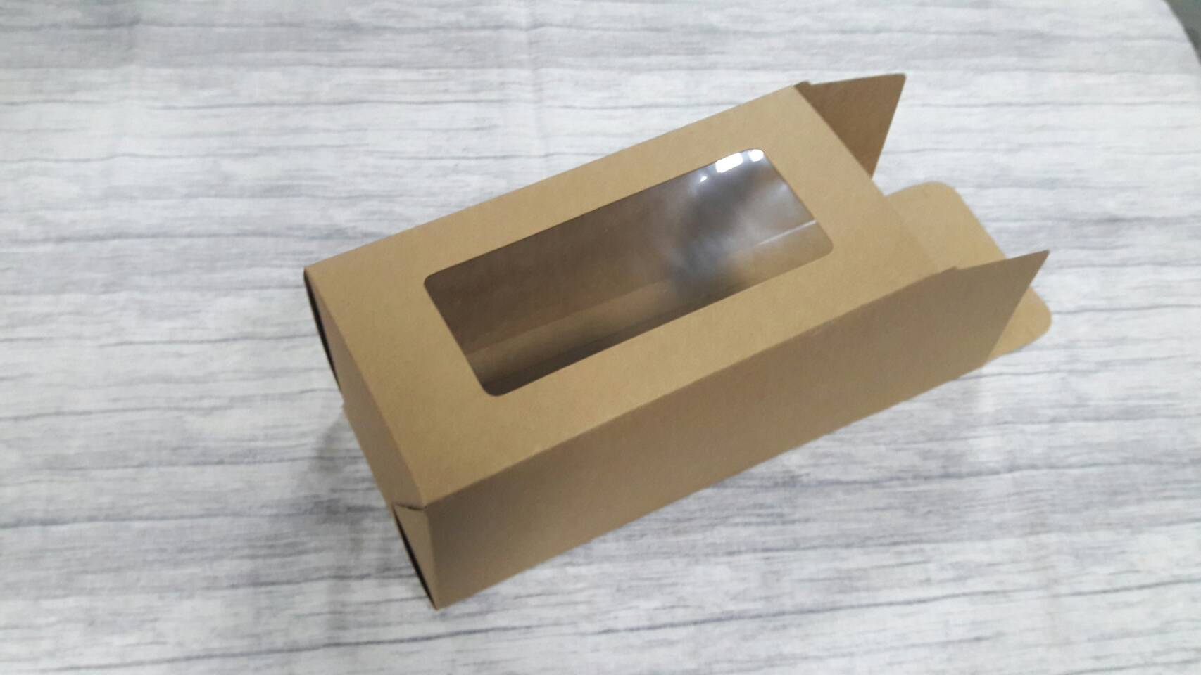 กล่องอเนกประสงค์ แบบทรงฝาปิดเปิด ท้ายก้นขัด กล่องของขวัญ กล่องเครื่องสำอางค์ สีคราฟท์น้ำตาลเข้ม ขนาด 11x11x22.7 ซม.(มีหน้าต่างพลาสติก) ราคา 315 บาทต่อแพ็ค (20 ใบ)