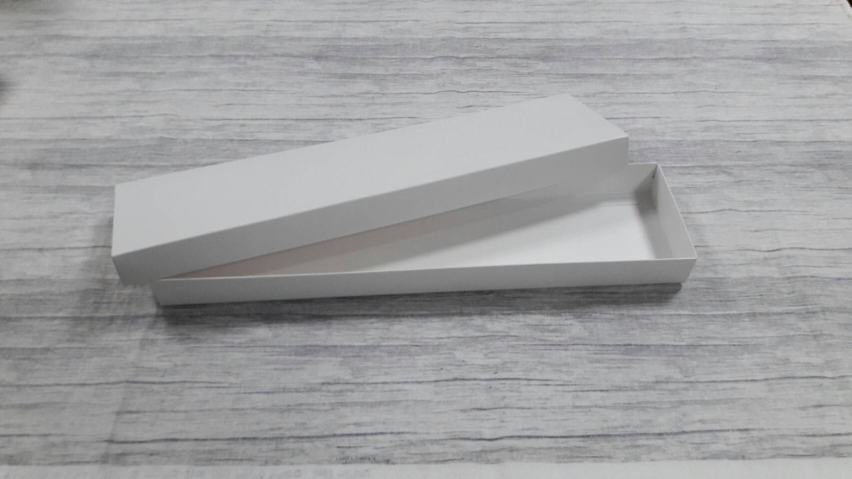 กล่องของขวัญ กล่องฝาครอบ กล่องขนม กล่องอเนกประสงค์ สีขาว ขนาด 9.5x37.5x3 ซม. (แบบฝาทึบ) ราคา 360 บาทต่อแพ็ค (20 ใบ)